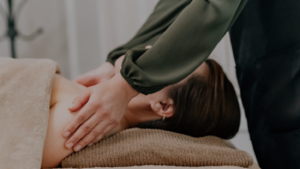 寝屋川のサロンReiで行う、更年期の自律神経を整える微弱電流トリートメントの様子