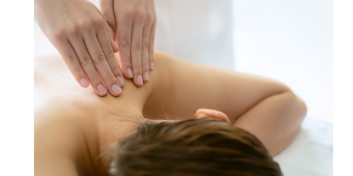 著名人も愛用する最新のハンドセラピス（電流デトックス）を寝屋川のサロンReiで体験し、心身ともにリフレッシュしている40代女性。